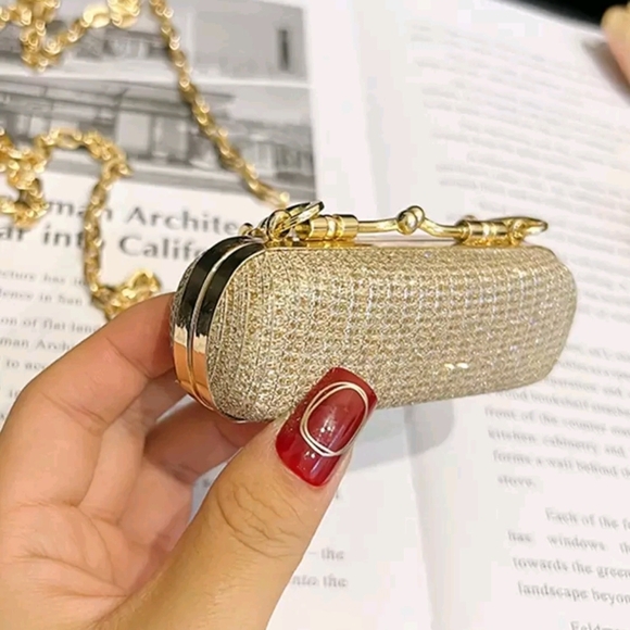 Elegant Gold Chain Clutch - Picture 5 of 8